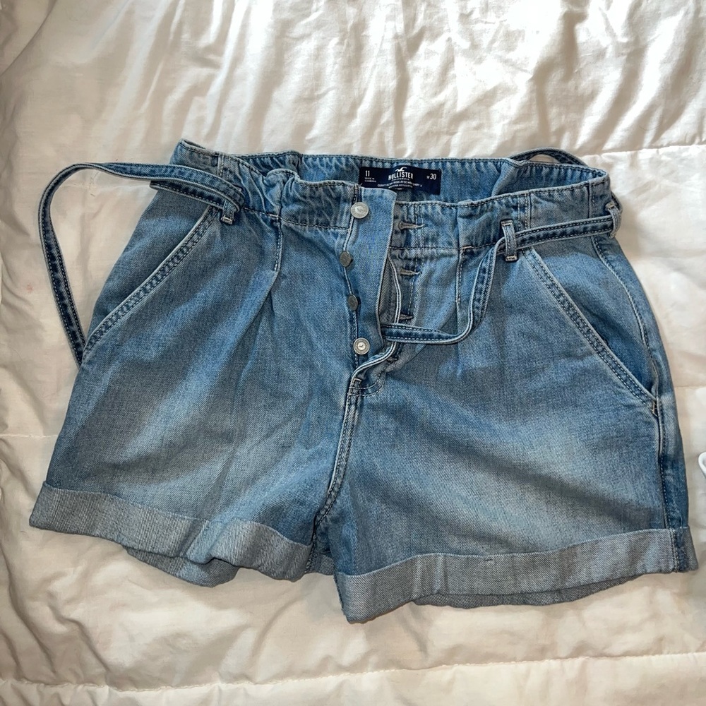 DISCOUNTED SHIPPING ON ALL ITEMS
Hollister curvy high waisted mom shorts
Size 11
